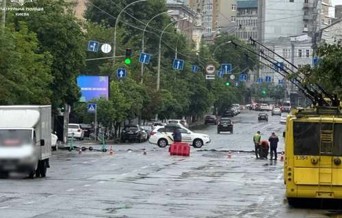 Злива "змила" асфальт у Києві